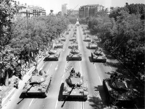 Tanques en el desfile de la victoria de 1974, Presidido por franco y el príncipe...