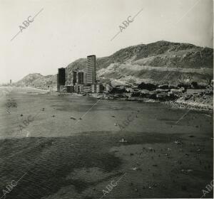 Vista de la playa de la Albufereta en Alicante en los años setenta