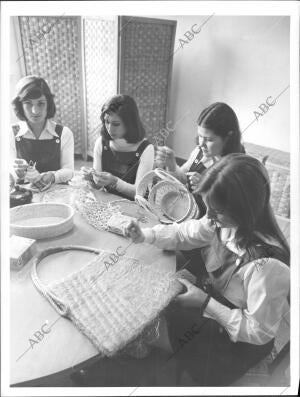 Alumnas de la escuela nacional de Instructoras Rurales Realizando Cestas y...