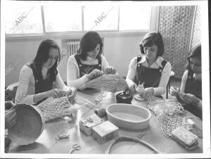 Alumnas de la escuela nacional de Instructoras Rurales Realizando Cestas de...
