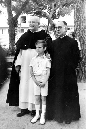 Con el padre Manuel Aguilar, que le Administró la primera Comunión, y el...