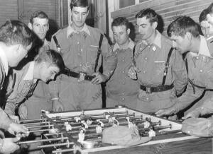 Estudiantes de la academia especial de la policía armada durante un descanso de...