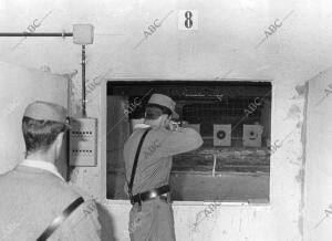 Dos Estudiantes Recibiendo preparación en la galería de tiro