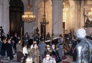 Personas visitan el cuerpo de Franco en el Palacio Real