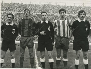 En la imagen, Johann Cruyff y José Eulogio Garate junto al trío arbitral (Borrás...