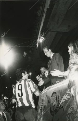 En la imagen, José Eulogio Garate recibe de manos del Rey Juan Carlos I la copa...