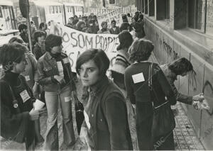 En la imagen, una manifestación en contra del proceso en el exterior del juzgado