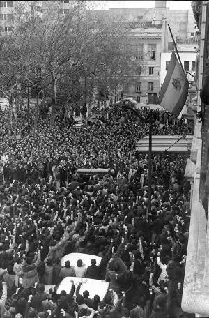 Imagen de la manifestación que Acompañó A los Féretros de los Abogados el 26 de...