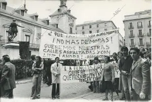 Manifestación en la plaza de la Villa de la Asociación de Vecinos de Vallecas...