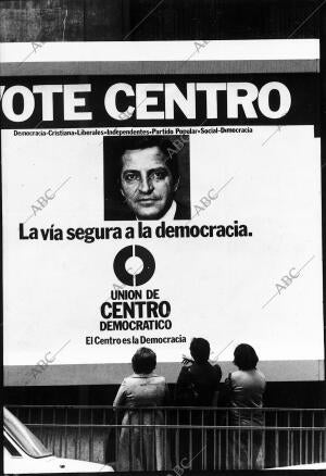 Cartel electoral de UCD, con la imagen de su lider, Adolfo Suárez