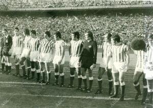 los Jugadores del Betis Forman en el centro del campo Momentos antes de comenzar...