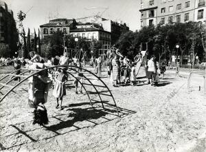 Imagen de la recién inaugurada Plaza de Olavide con vecinos y niños jugando en...