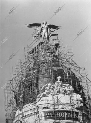 la popular estatua del ave fénix que Coronaba el edificio de la calle de Alcalá...