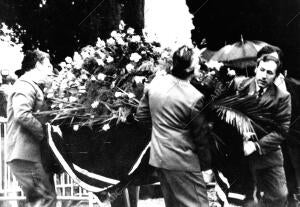 Los Restos Mortales de Charles Chaplin Llegan, Transportados por cuatro...