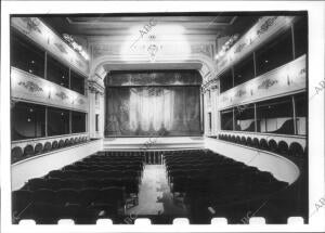 Sala de Espectáculos en la que el telón Es el auténtico de la época del Rey...