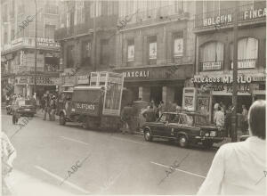 Furgoneta transportando cabinas de teléfono público