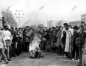 Alumnos del instituto Carlos Iii, Encendió una hoguera en el patio del centro...