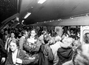 Anden de una estación del <strong>metro</strong> repleto de Viajeros