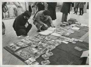 Compraventa de cromos en la Plaza del Campillo del Nuevo Mundo