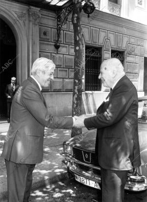 Josep Tarradellas saluda A <strong>Guillermo</strong> <strong>Luca</strong> de <strong>tena</strong> A su Llegada A la casa de Abc