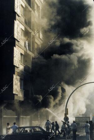 Todo el parque de bomberos de Zaragoza participó en el rescate de víctimas,...