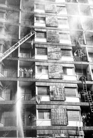 Todo el parque de bomberos de Zaragoza participó en el rescate de víctimas,...