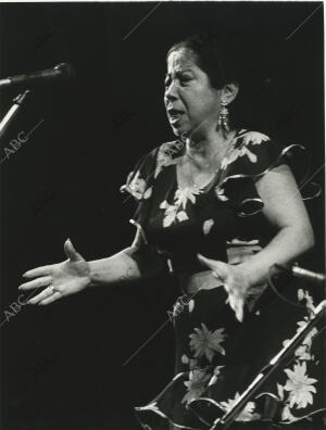 (CA.). Bernarda de Utrera cantando