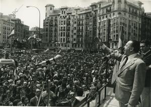 Blas Piñar en una manifestación de la FNT