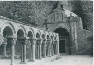 El claustro contiguo a la iglesia del Monasterio Viejo, con sus arcos románicos