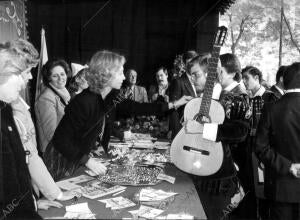 La Reina doña Sofía Presidiendo una mesa en la fiesta de la Banderita de 1981