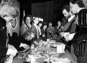 La Reina doña Sofía Presidiendo una mesa en la fiesta de la Banderita de 1981