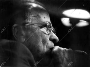 Santiago Carrillo fumando un puro
