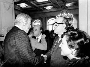 <strong>Guillermo</strong> <strong>Luca</strong> de <strong>tena</strong> saluda al presidente del gobierno Joaquín calvo Sotelo y...