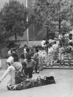 Varios Alumnos en el patio del Colegio, en su primer Dia lectivo del nuevo curso...