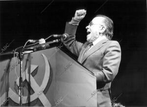 Santiago Carrillo en un mitin del PCE