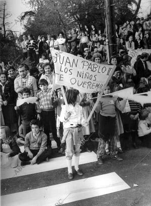 Niños Esperando A Juan Pablo Ii en su viaje A España
