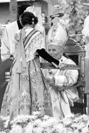 El papa Recibe un obsequio durante su visita A Valencia