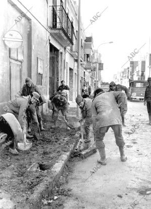 Soldados del Ejercito de la Iii región militar Realizando Tareas de Desescombros