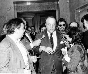 Fraga, Acosado por los Periodistas después de su entrevista con Felipe González