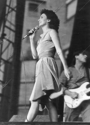Luz casal en la Gira "el rock de una noche de Verano" de Miguel Ríos