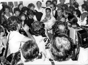 El oficiante habla al novio, en presencia de Carmen Sevilla y Massiel, ante la...