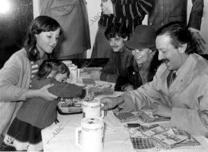 Fernando Huesca, María Silva y Pedro Civera, en una mesa durante la fiesta de la...