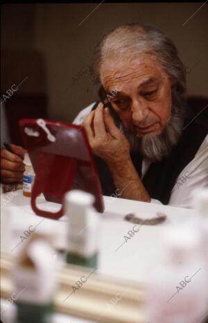 José María Rodero maquillándose en su camerino para una representación de la...