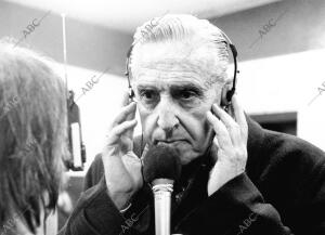 El presidente Luis de Carlos en una entrevista Radiofónica