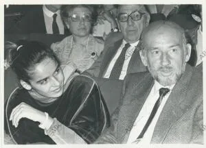 Adolfo Marsillach, acompañado de su hija Blanca, en el estreno de la obra «Las...