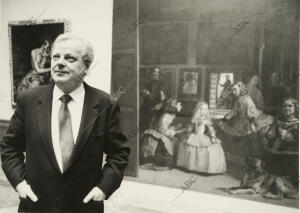 John Brealey, responsable de la limpieza de «Las Meninas» posa junto al cuadro...