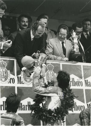 Ángel Nieto recibiendo la copa tras vencer en la carrera de 125 cc celebrada en...