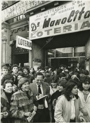 Personas Celebrando el 3º premio del gordo de la Lotería, frente A la...