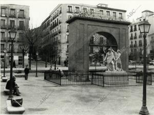 Una vista de la Plaza del Dos de Mayo con el monumento de Daoiz y Velarde y...