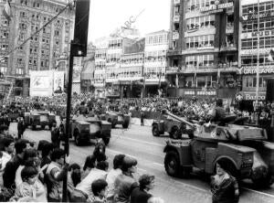 En la imagen, el paso de carros blindados durante el desfile